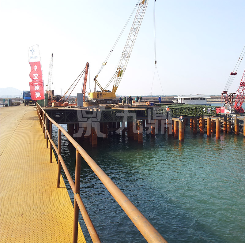 贝雷片由上、上弦杆、竖杆及斜杆焊接而成