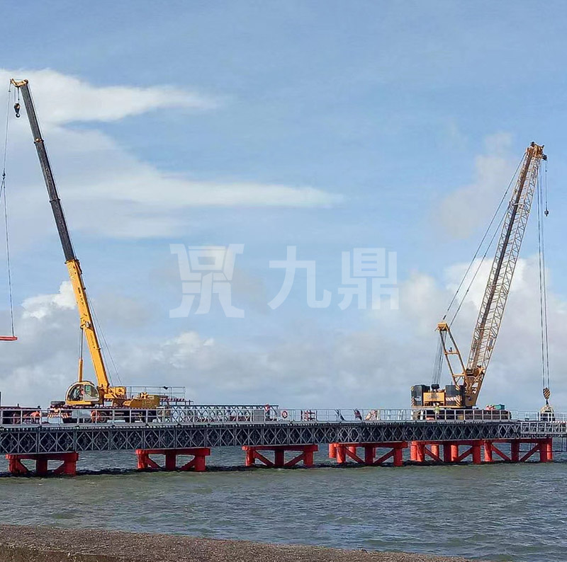 贝雷片不仅有结构简单的优点，而且它适应性很强